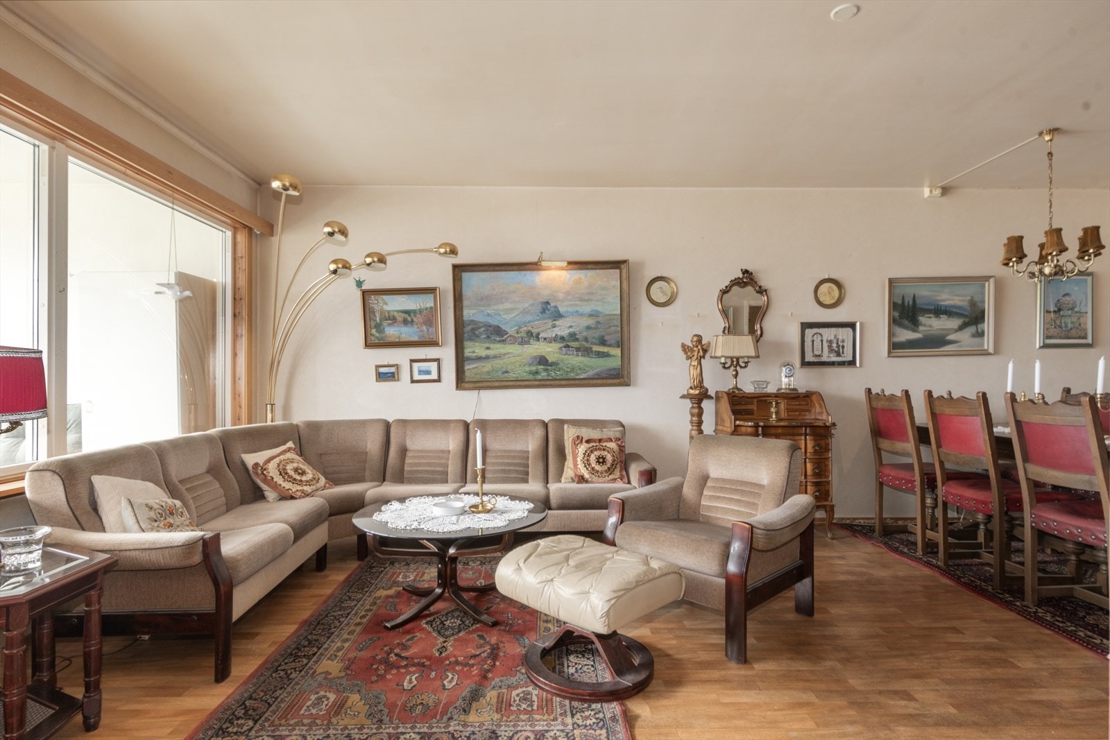 God plass i stuen til både sofagruppe og spisestue ! Galleribilde