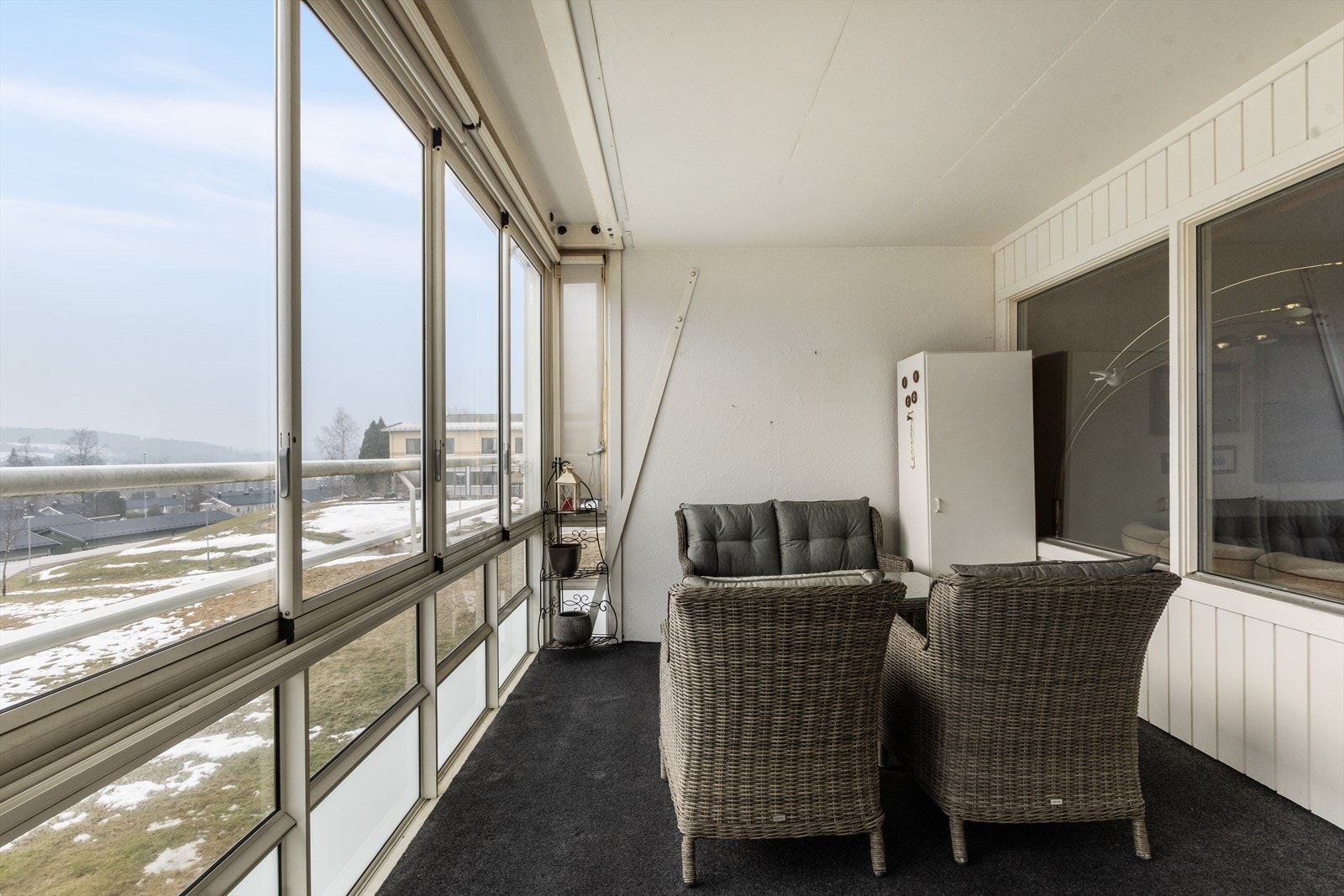 Romslig terrasse på hele 16 m2 - et ideelt sted å nyte sommer og sol ! Galleribilde