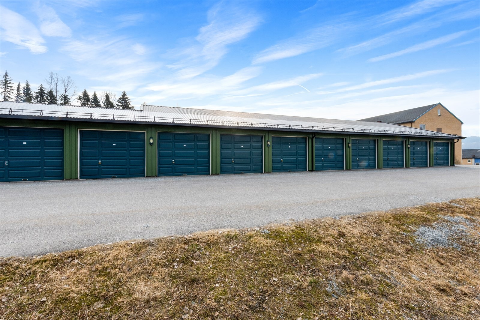 Garasjeplasser i rekke beliggende i kort avstand fra leiligheten. Galleribilde