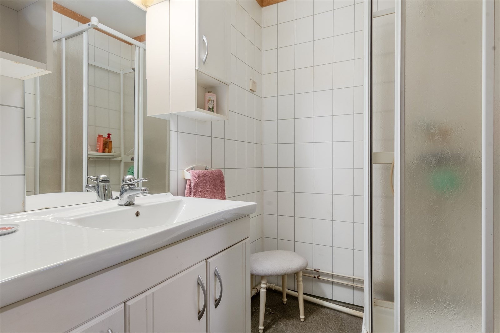 Heldekkende vask med god oppbevaring under. Galleribilde