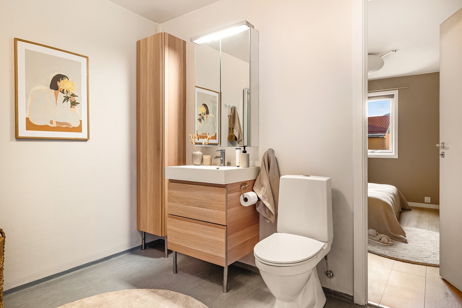 - Det er tilkomst til badet direkte fra soverommet, samt gangen - Galleribilde