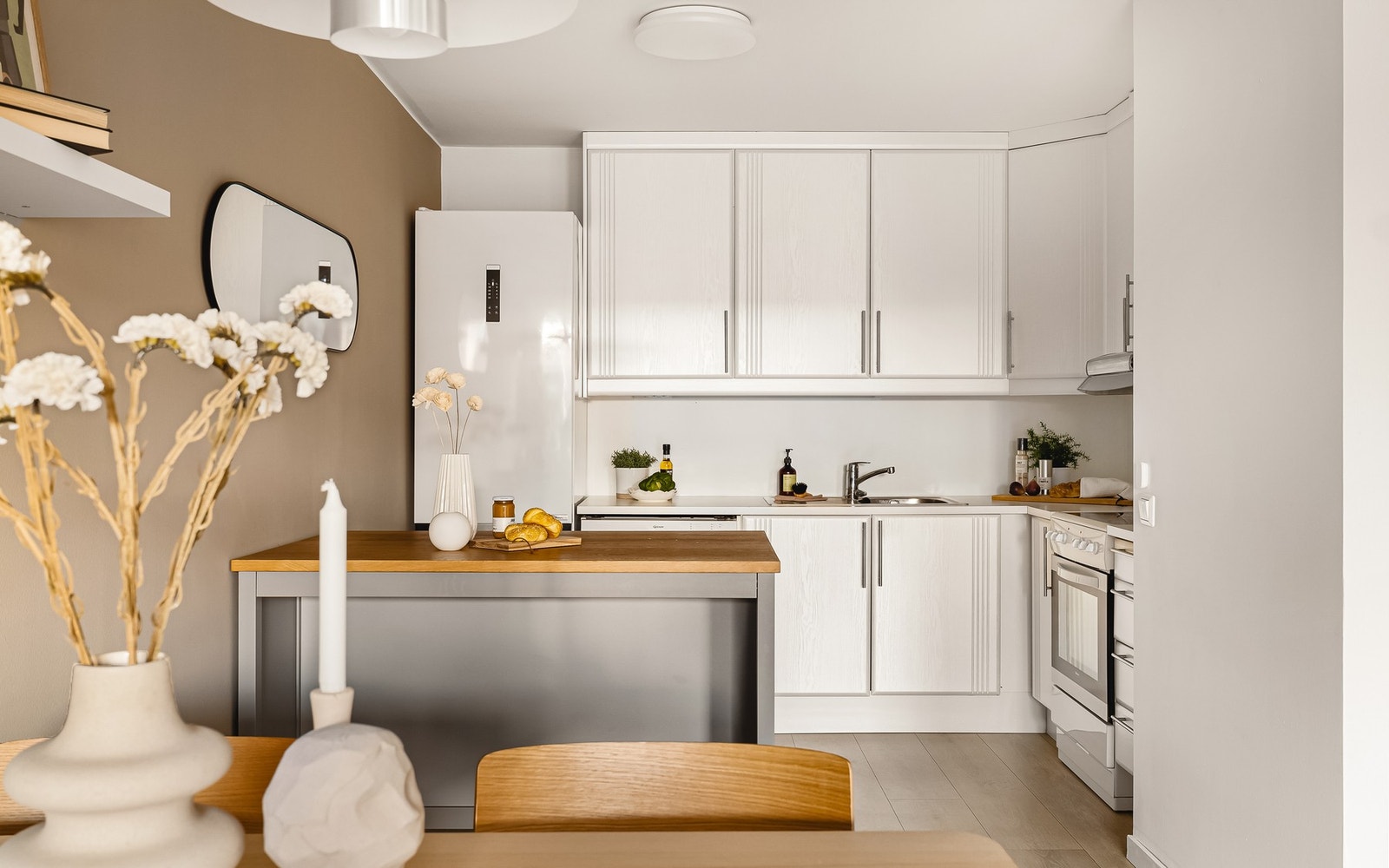 - Kjøkkenøyen var ny i 2023 er det perfekte sted for å nyte morgenkaffen, samt at den gir ekstra god benkeplass under matlagingen - Galleribilde