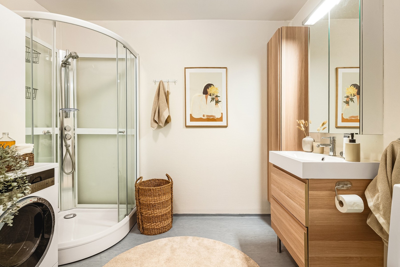 - Varmekabler i gulv. Badromsinnredning og servant var ny i 2014 - Galleribilde