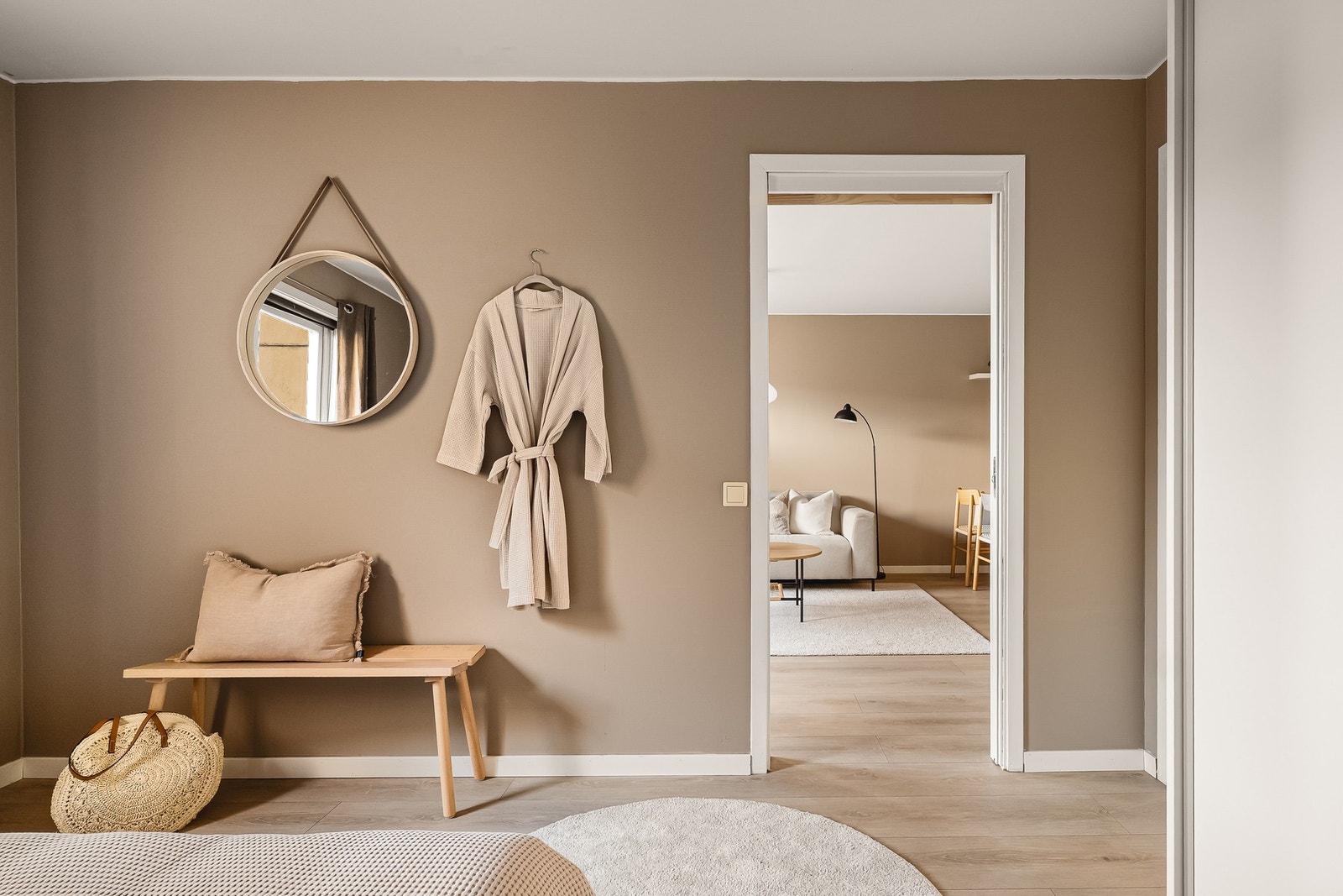 - Rommet har god plass til seng av ønsket størrelse, nattbord, garderobeøsning og skrivebord - Galleribilde