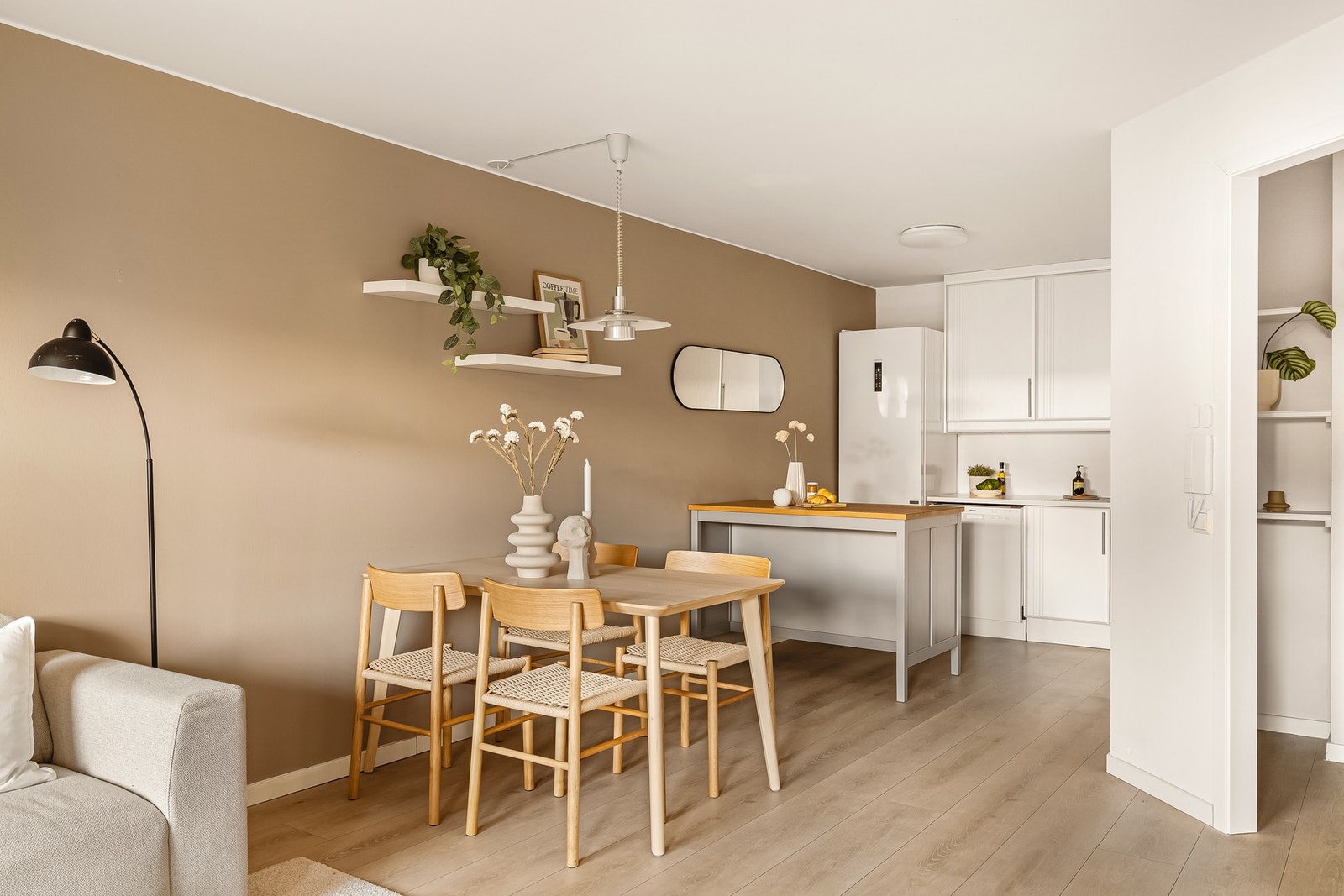 - Kjøkken med profilerte fronter, innredningen var ny i 2012/2013 - Galleribilde