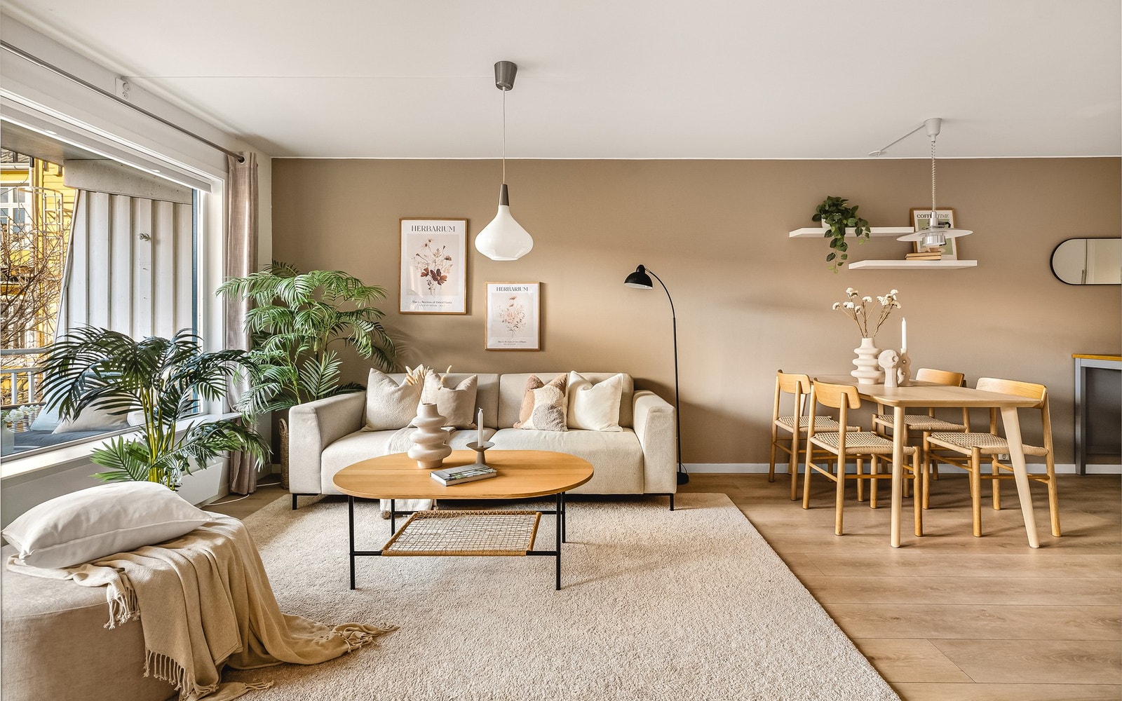 - Den åpne stue-kjøkken løsningen måler hele 28,4 kvm - Galleribilde