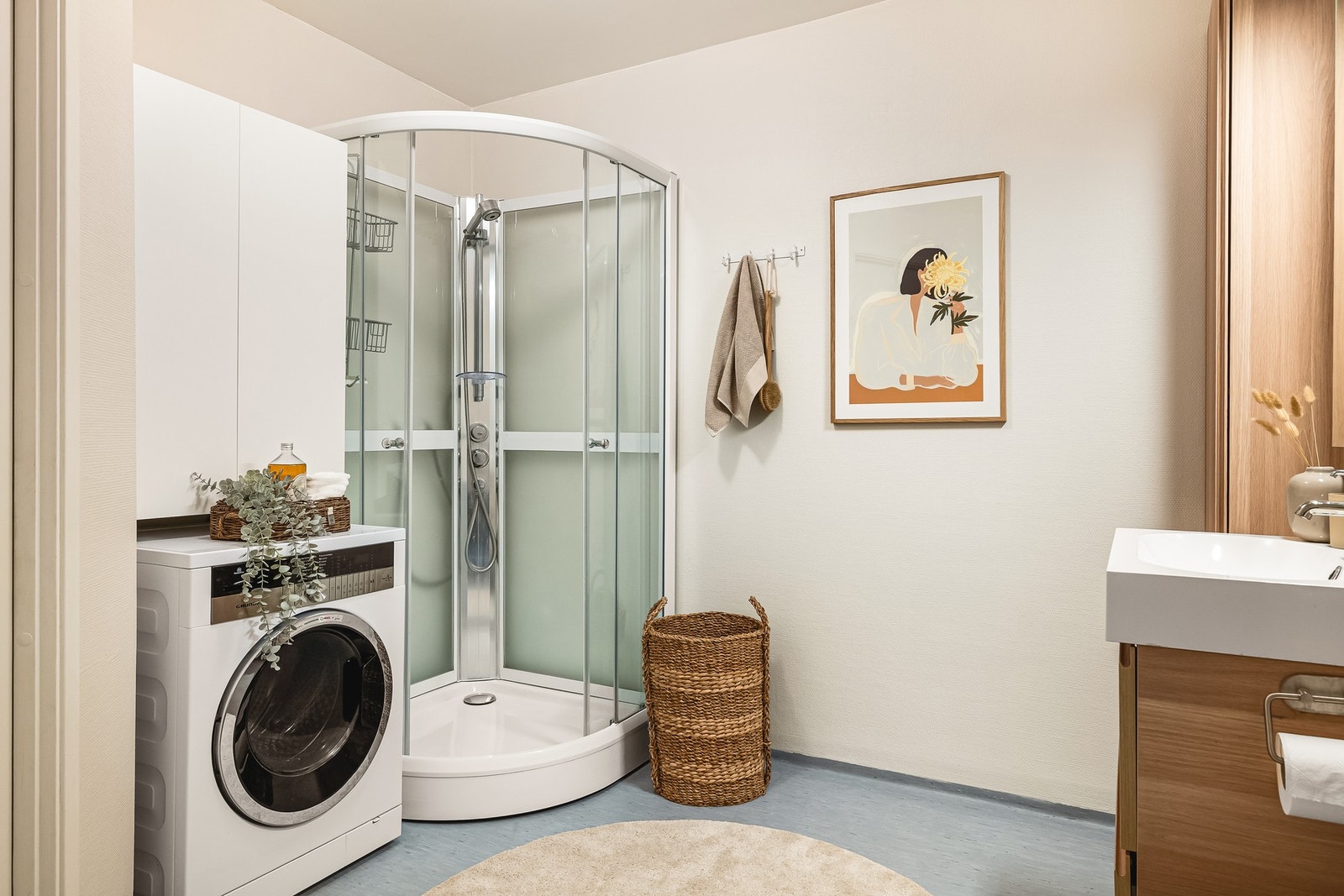 - Badet måler 6,9 kvm, ny kombinert vaskemaskin og tørketrommel medfølger - Galleribilde