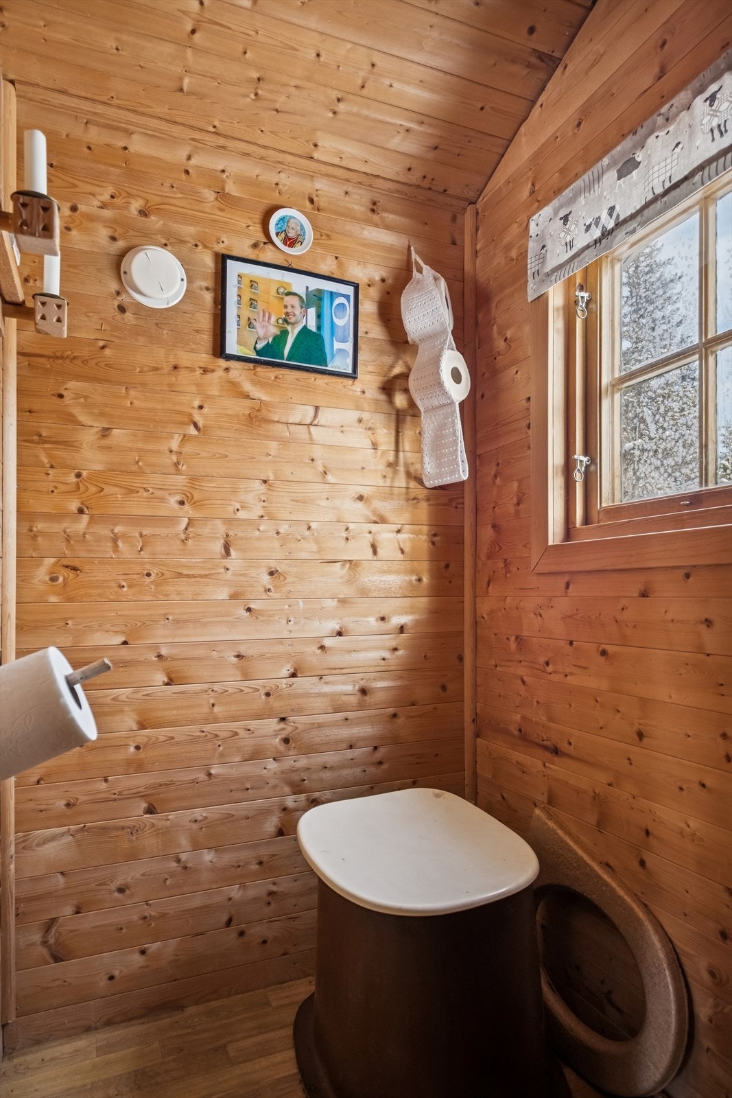 Toalettrom med utedo. Her kan man gå tørrskodd fra ytterdøra. Galleribilde