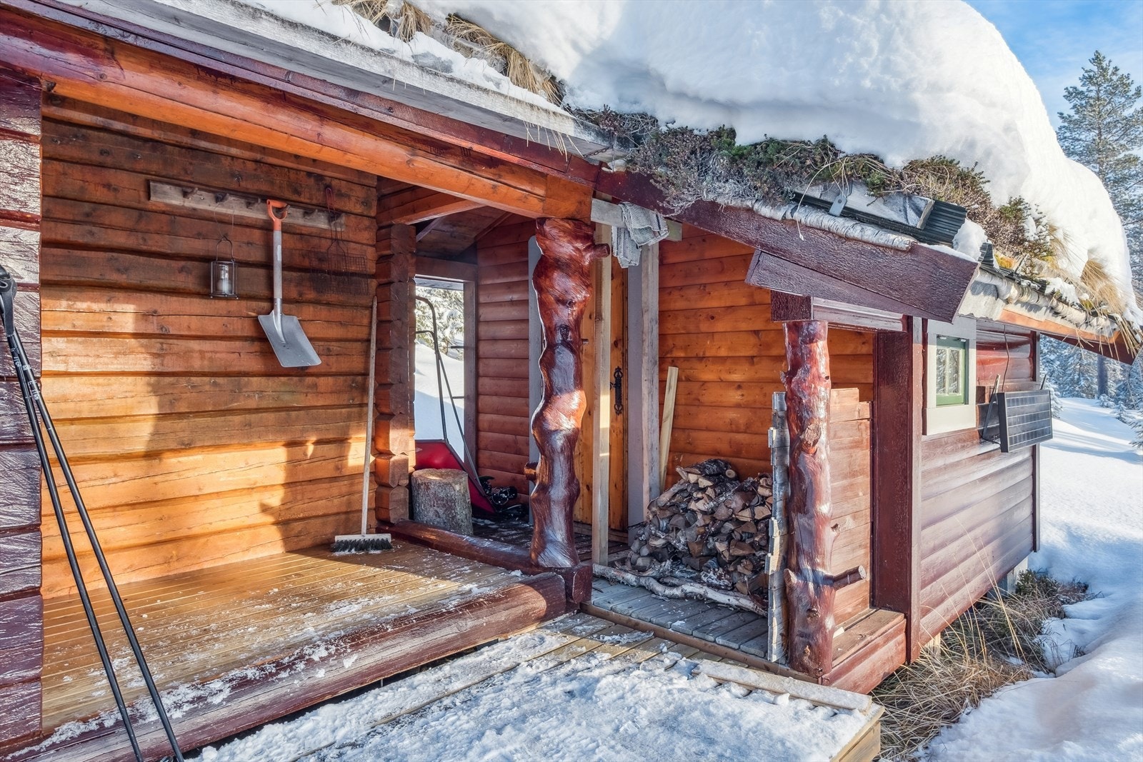 Takoverbygg over til utebod med toalett. Galleribilde