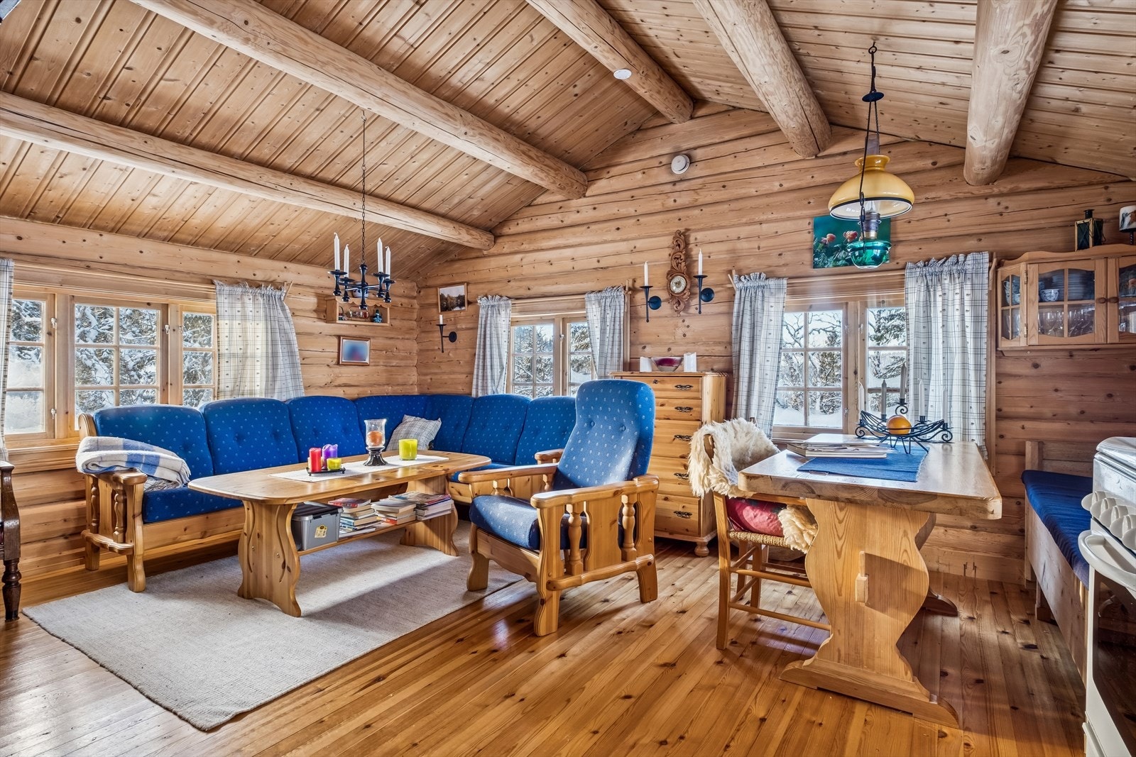 Det er montert solcelleanlegg med stikkontakter i hytta. Galleribilde