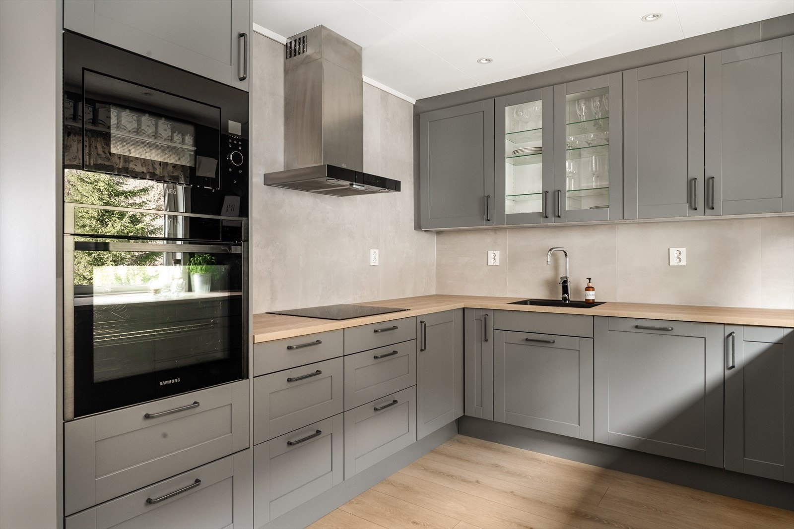 Kjøkken er utstyrt med oppvaskmaskin, kjøleskap, mikrobølgeovn, stekeovn og platetopp. Galleribilde