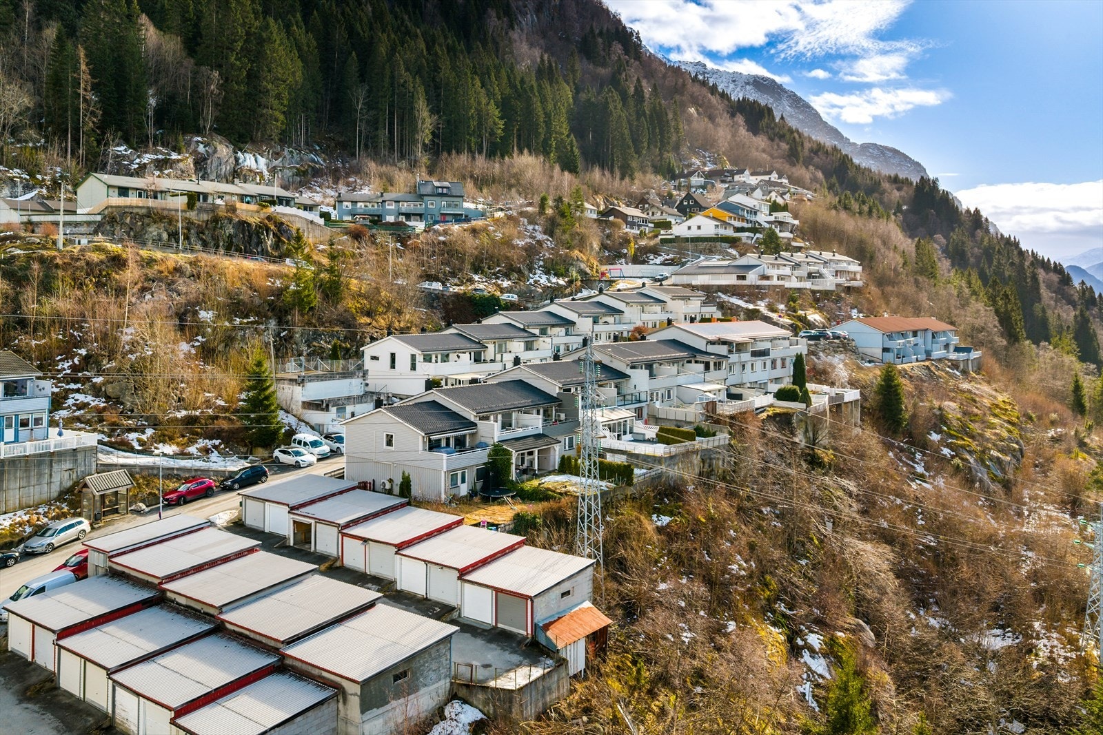 Eiendommen har en svært solrik og ettertraktet beliggenhet på Ragde. Galleribilde