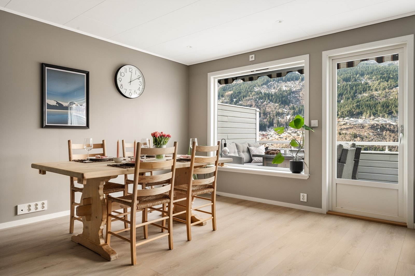 Fra stuen er det direkte utgang til balkong med fine sol- og utsiktsforhold. Galleribilde