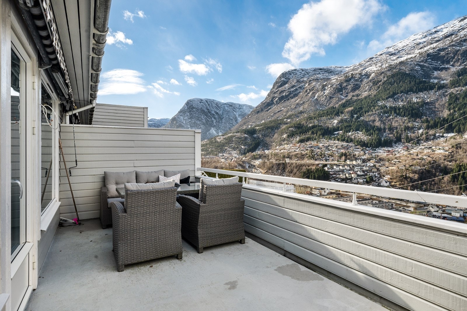 Her er det god plass til grill og utegruppe. Galleribilde