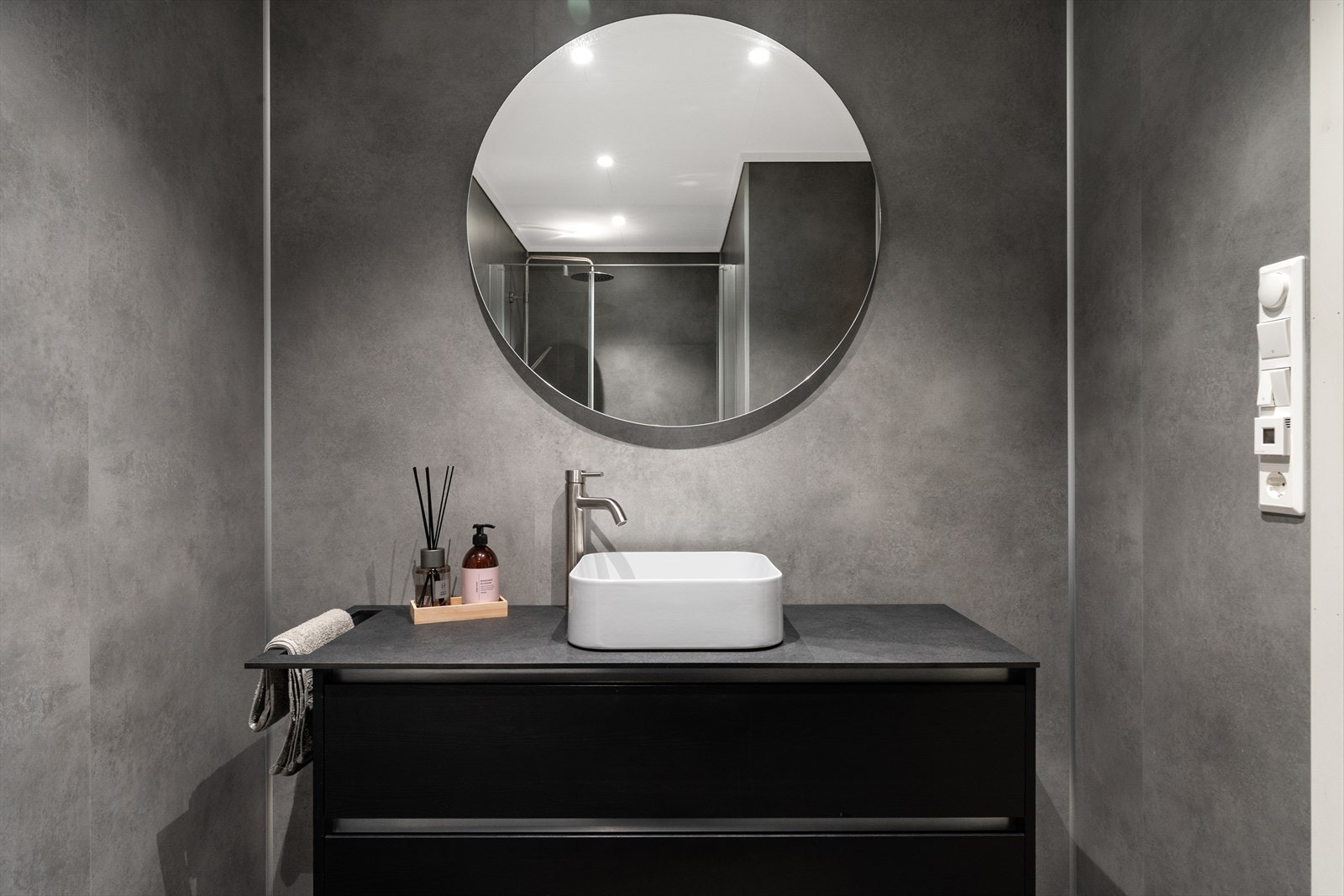 Bad innehar fliser på gulv og baderomsplater på vegger. Baderom er oppgradert i 2021. Galleribilde