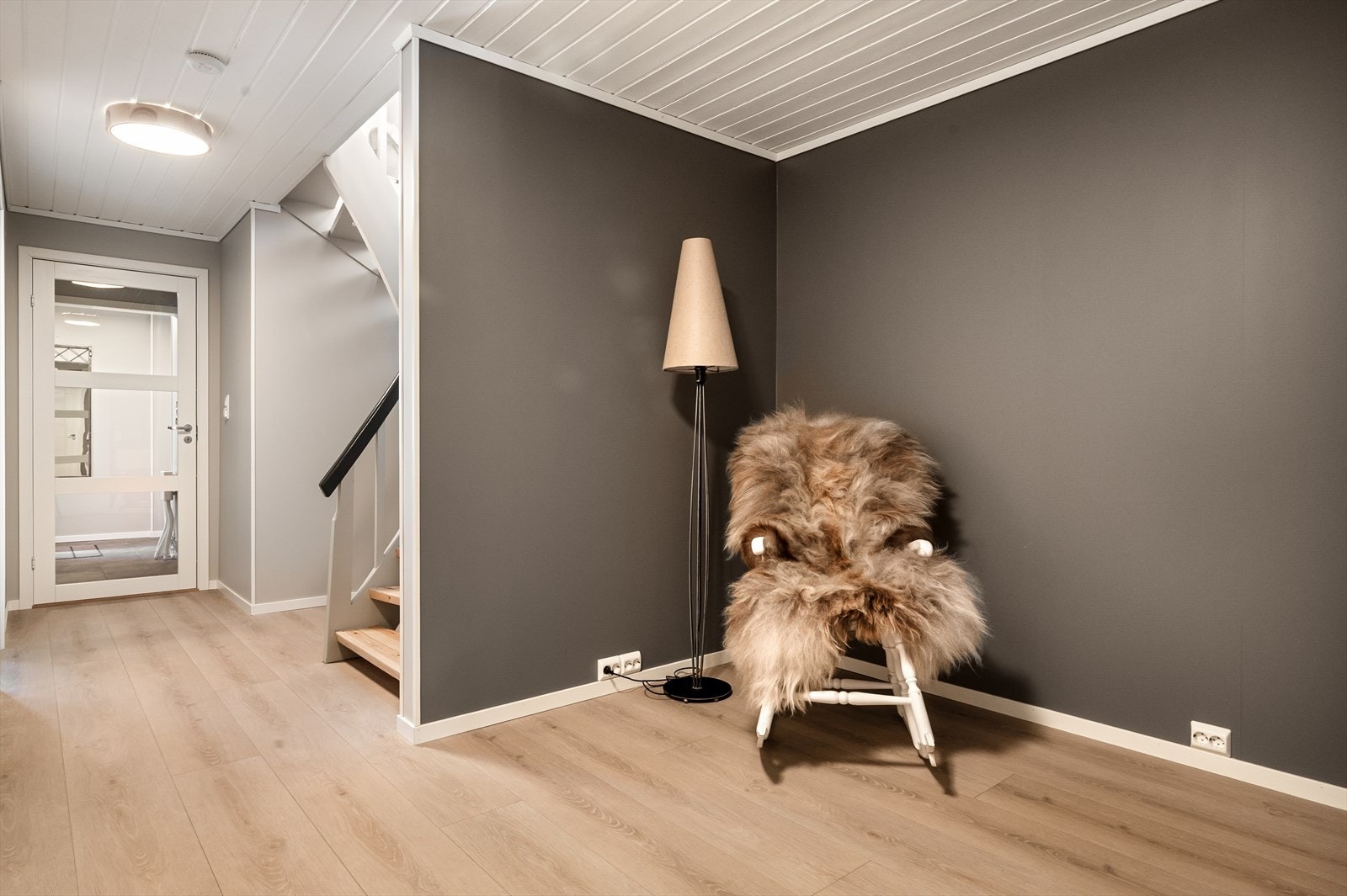 I 1.etasje er det gode oppbevaringsmuligheter. Galleribilde