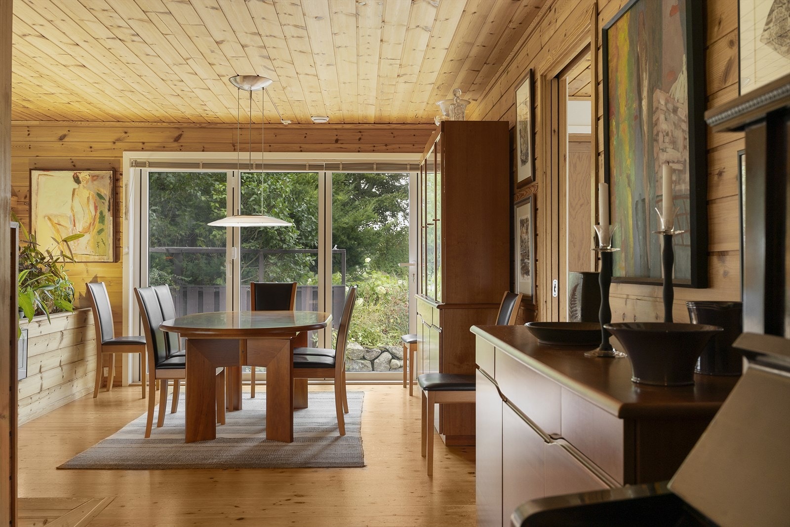 Spisestue med foldedør ut til hage og terrasse Galleribilde