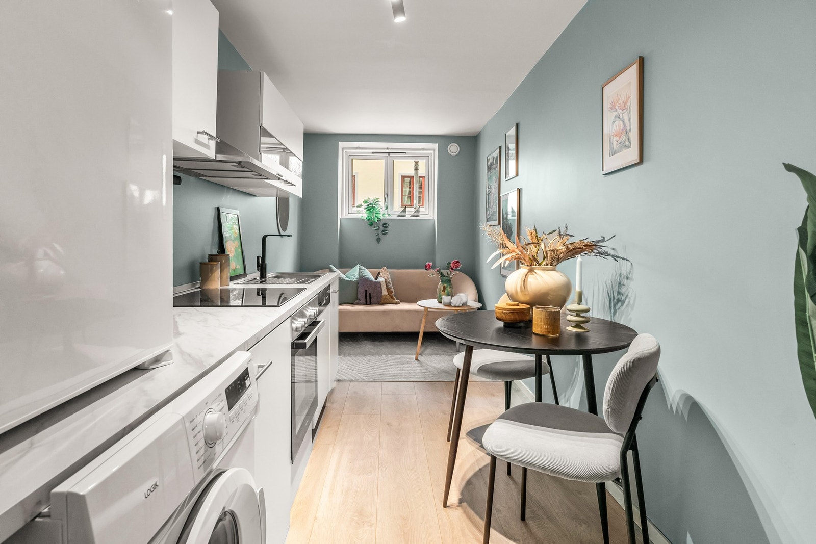 Leiligheten er svært arealeffektiv og har plass til både liten sofaseksjon og frokostbord Galleribilde