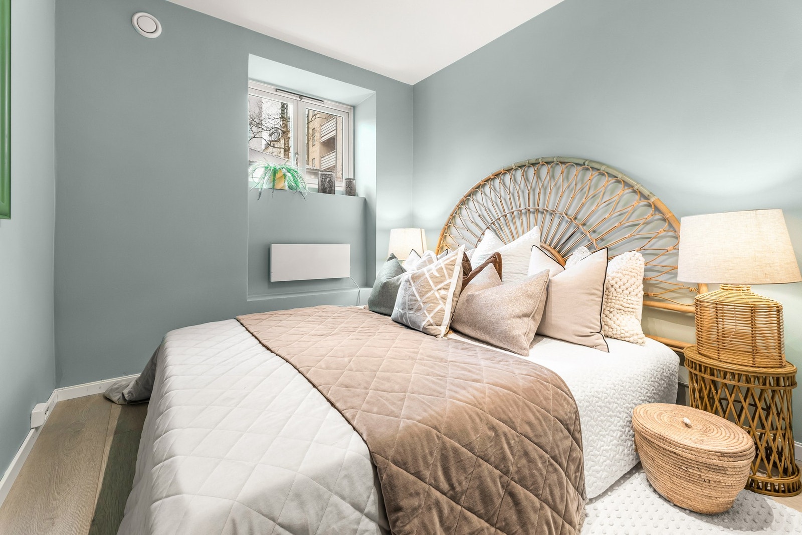 God plass til stor seng med tilbehør som nattbord og galv Galleribilde