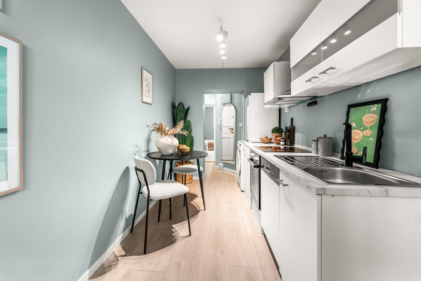 På det elektriske anlegget er det utført følgende: Utførte arbeider i 2025 m/dokumentasjon: feste løse stikkontakter, lampe og nye ledninger etter
renovering på soverom. Galleribilde