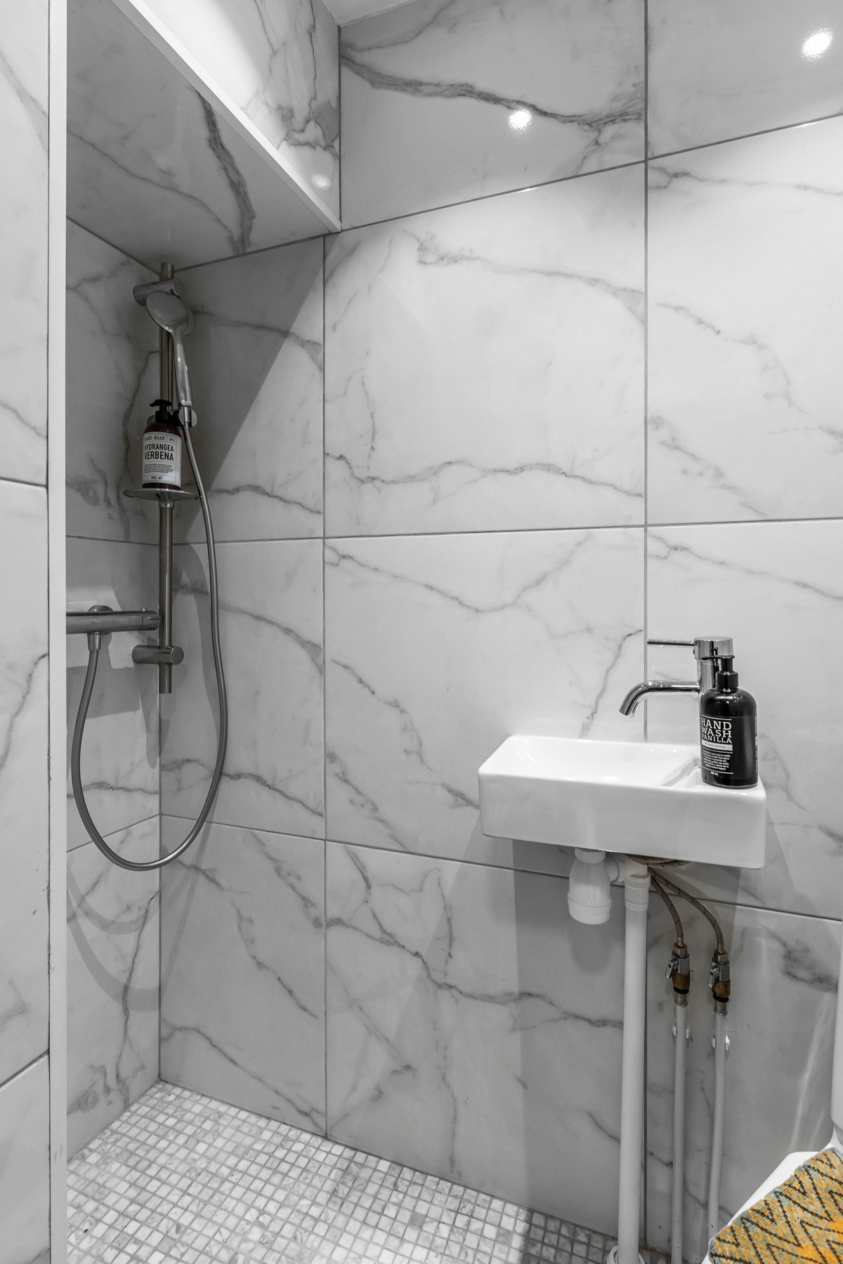 Her inne er det gulvvarme og spotlys Galleribilde