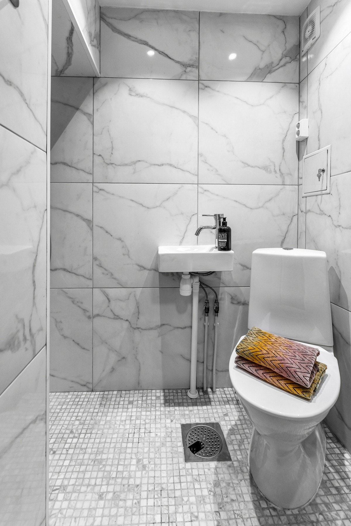 Her inne er det nyere overflater, vask, toalett og dusj Galleribilde