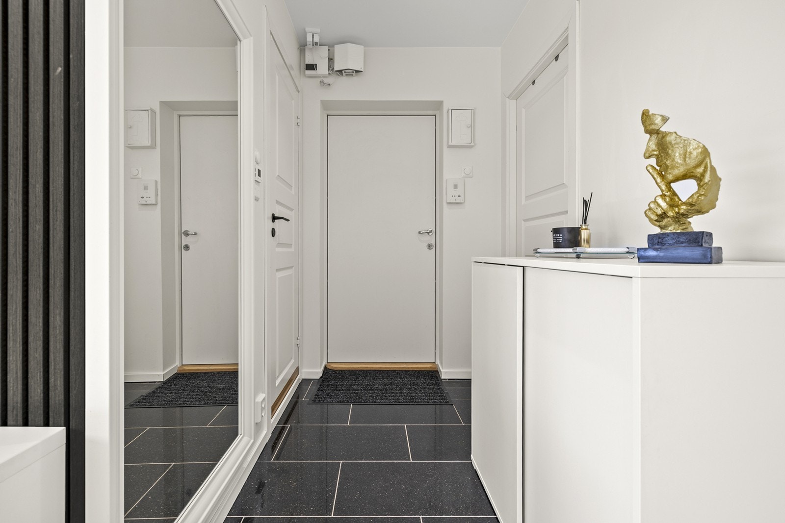 Flislagt gulv i entréen gir en praktisk og stilfull velkomst. Galleribilde