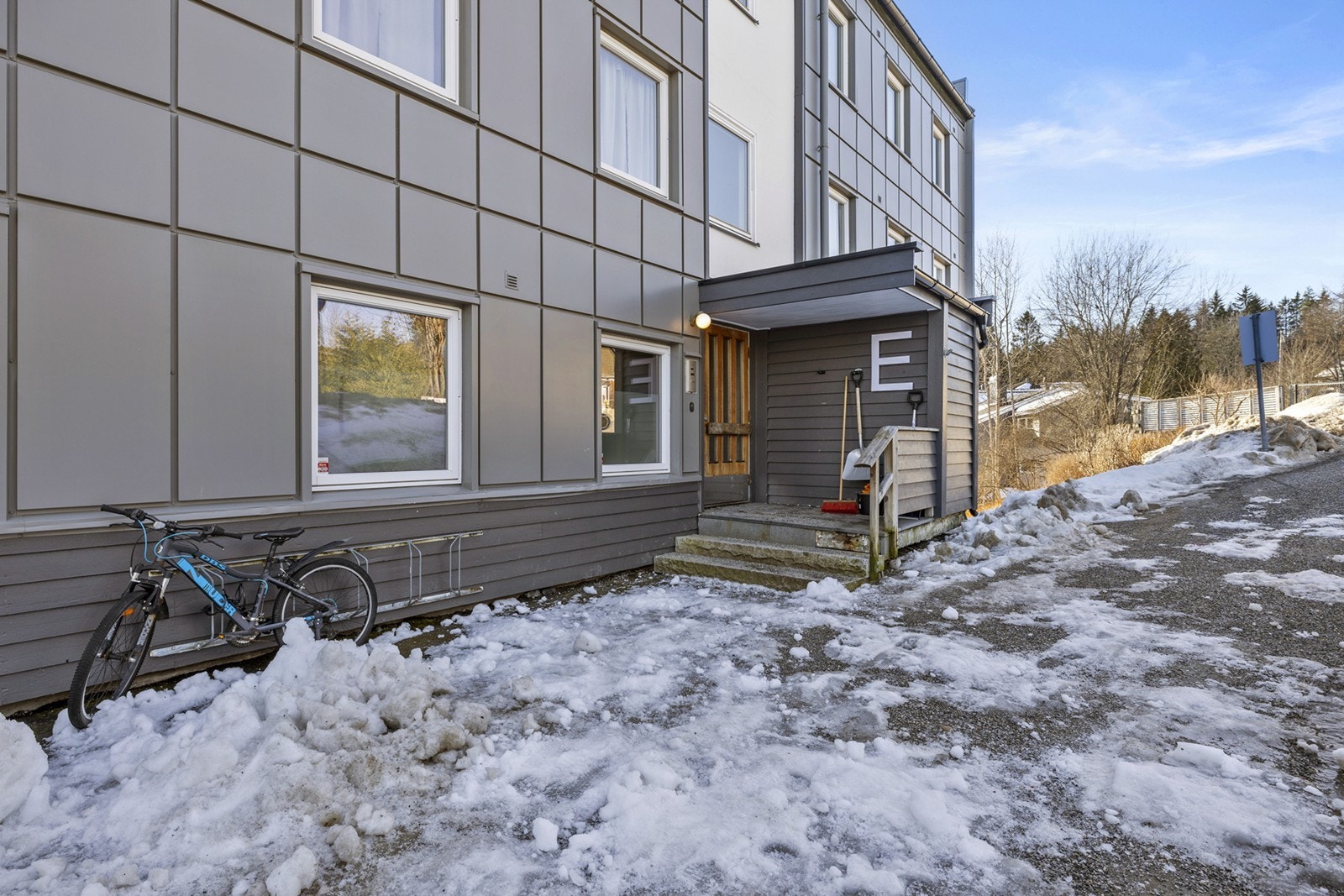 Inngangspartiet har en overbygd trapp som gir beskyttelse mot vær og vind. Galleribilde