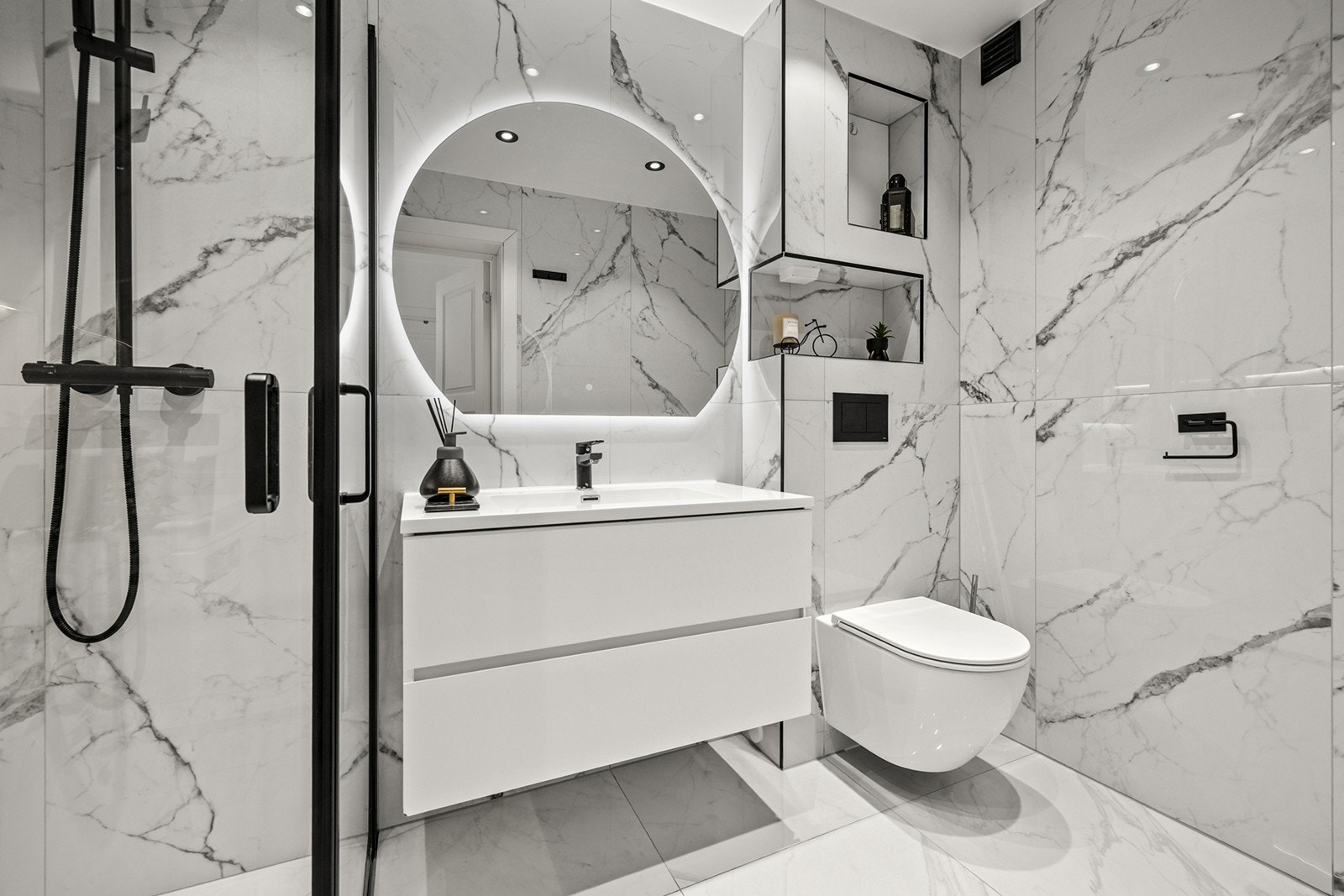 Flislagte overflater med marmormønster gir et elegant uttrykk på badet. Galleribilde