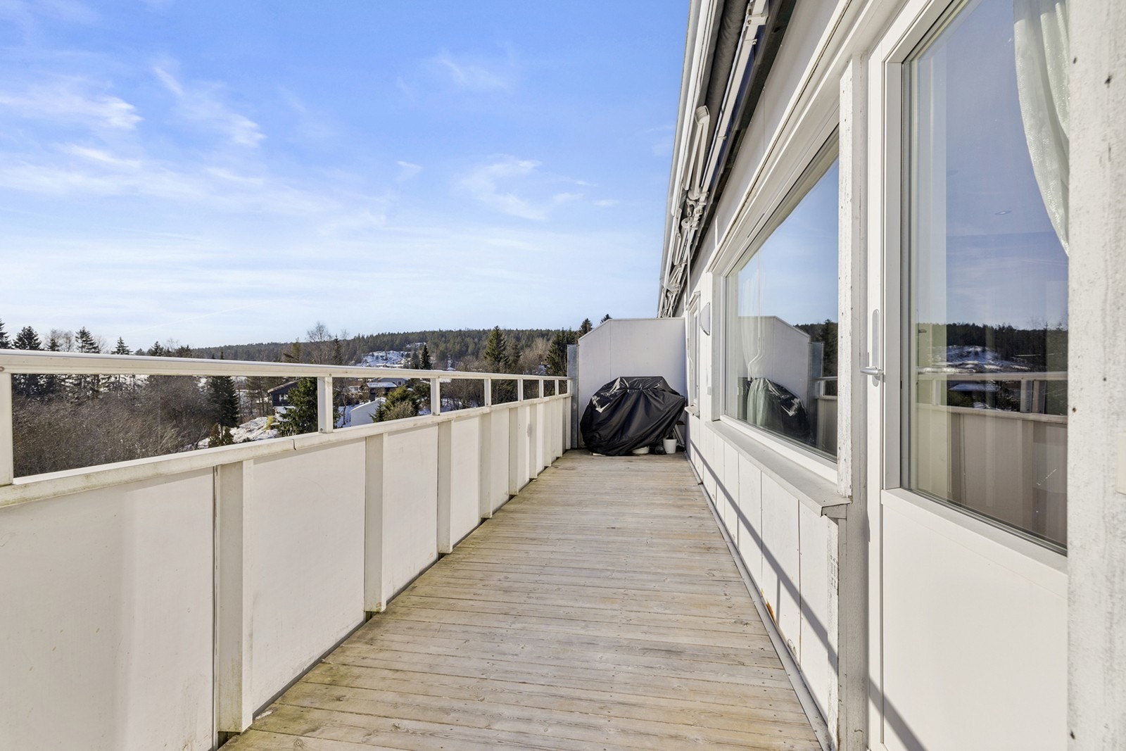 Utgang fra stuen til terrasse med romslig areal for avslapning. Galleribilde