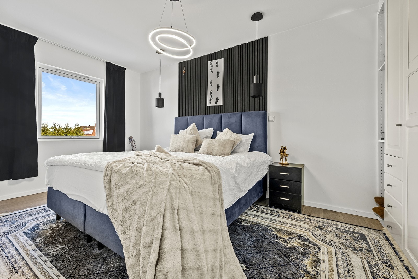 Stort hovedsoverom med god plass til dobbeltseng med tilhørende møblement. Galleribilde