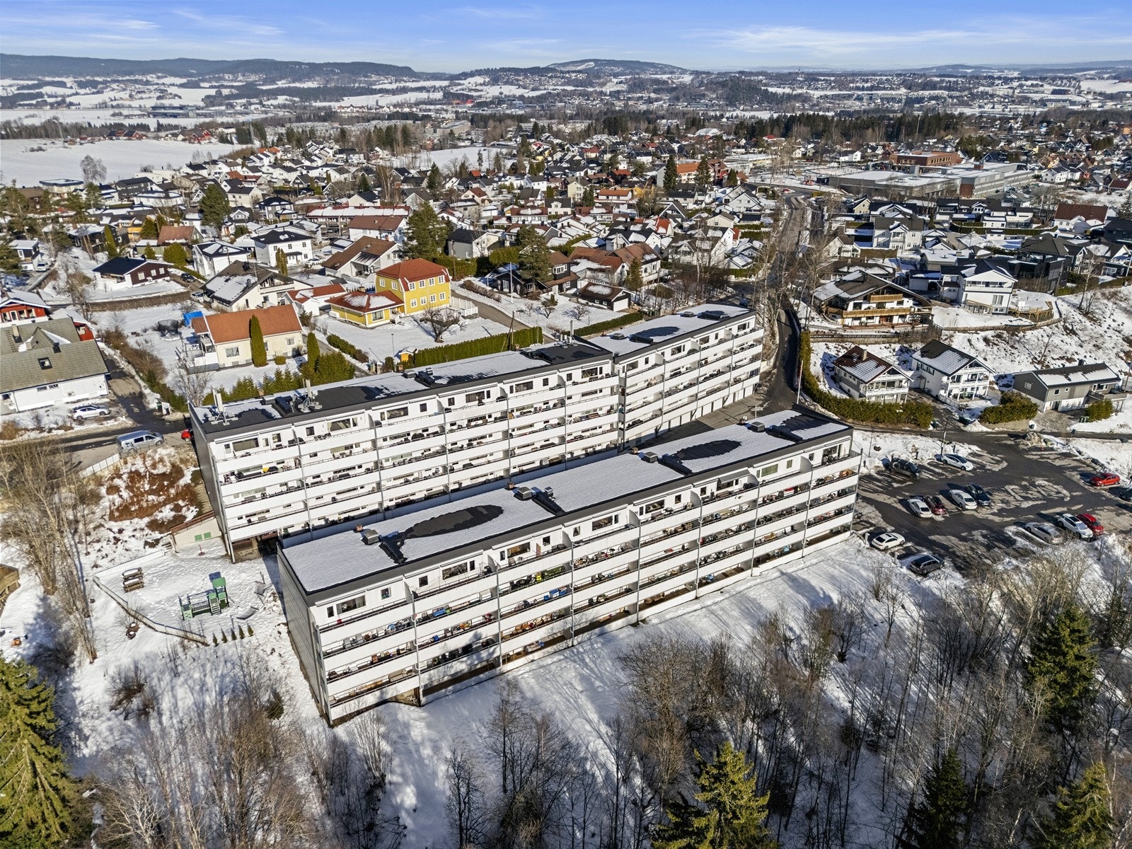 Bygningen ligger i et etablert boligområde med nærhet til lokale fasiliteter. Galleribilde