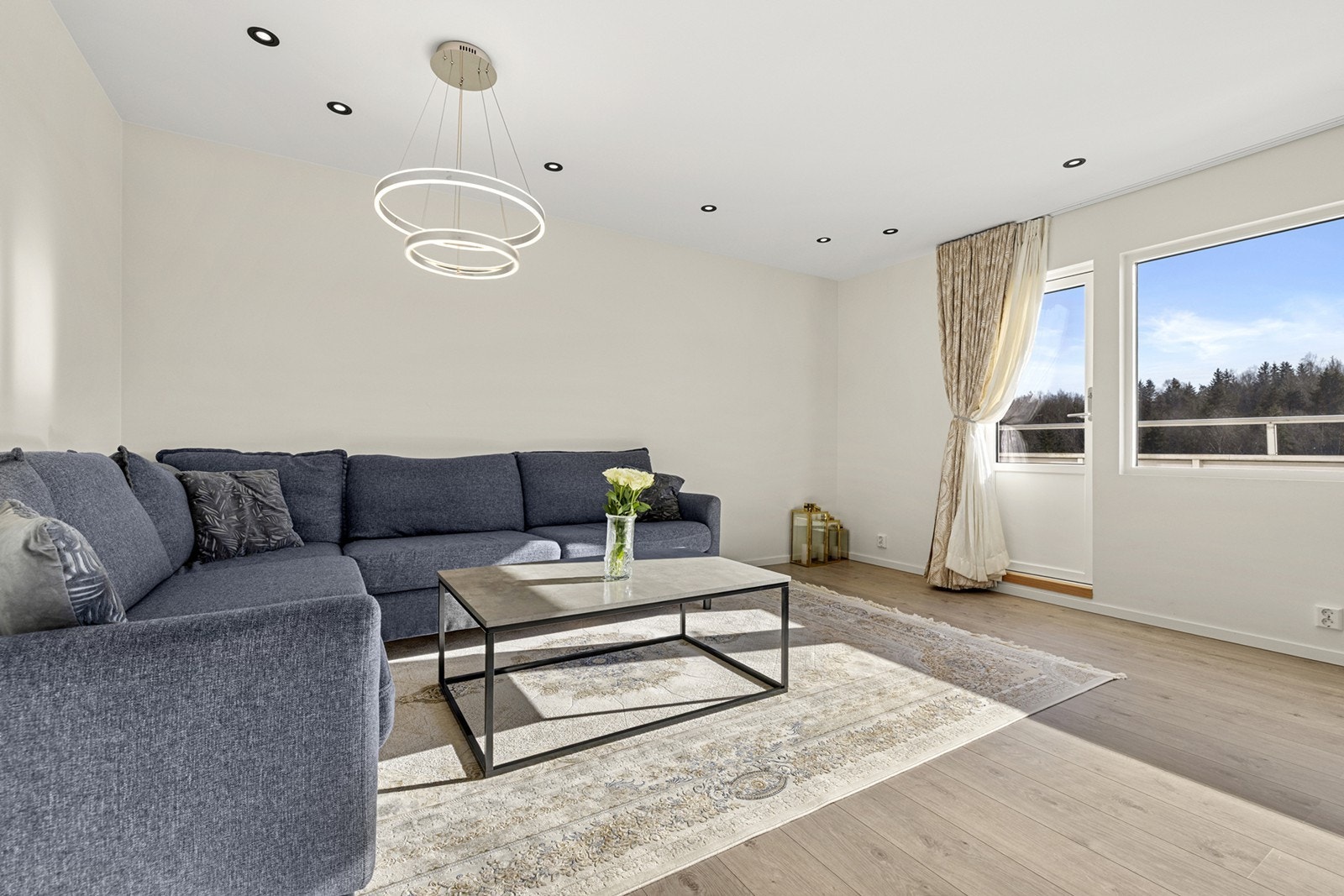 Utgang til balkong gir enkel tilgang til uteområdet fra stuen. Galleribilde