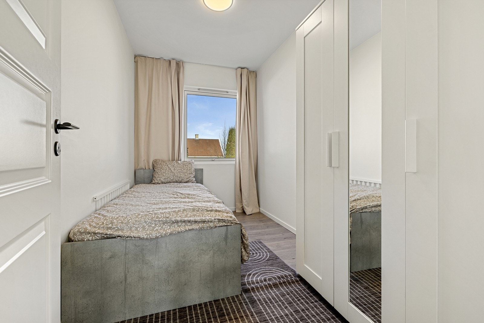 Plass til enkeltseng og garderobe gir praktisk innredning i rommet. Galleribilde