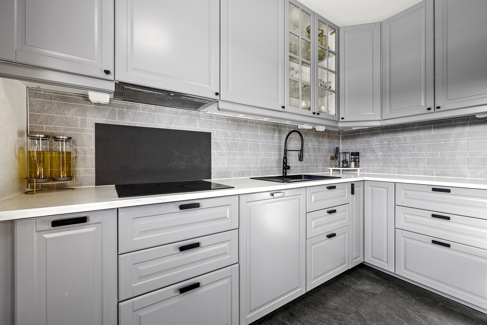 Integrert platetopp og praktisk oppvaskkum gir effektiv arbeidsflyt. Galleribilde