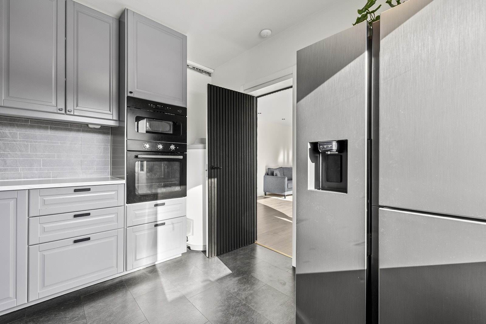 God plass på kjøkkenet til et stort kjøleskap. Galleribilde