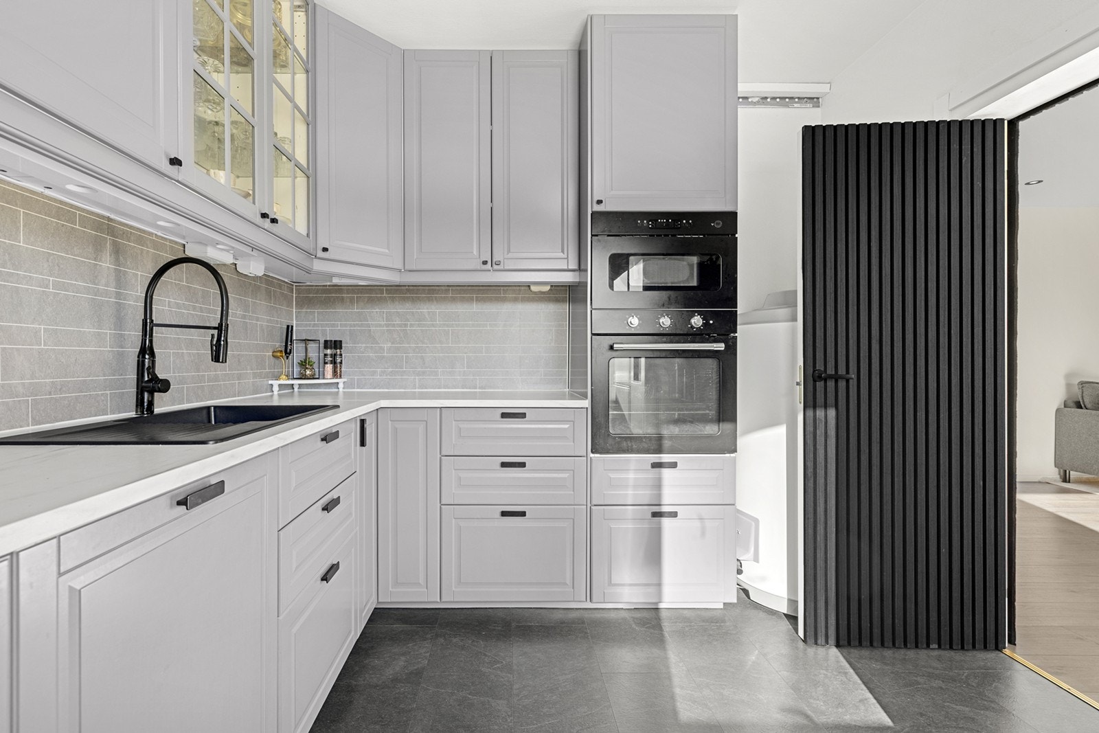 Innebygd stekeovn og mikrobølgeovn gir praktisk matlagingsløsning. Galleribilde