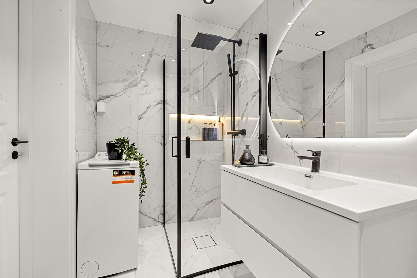 Dusjnisje med glassvegger gir en romslig følelse og moderne design. Galleribilde