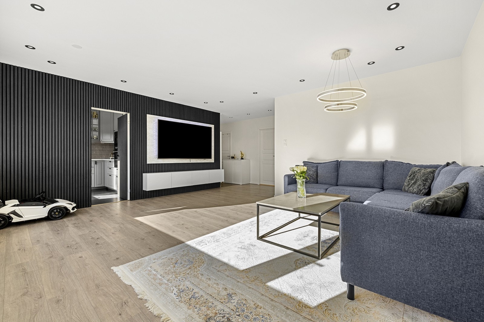 Åpen løsning mot kjøkkenet gir en romslig følelse i stuen. Galleribilde