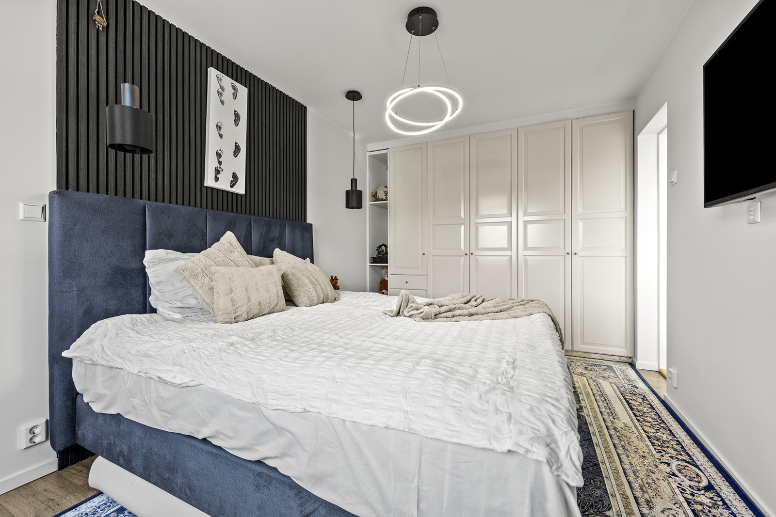 Garderobeløsning med skyvedører gir effektiv oppbevaring i soverommet. Galleribilde