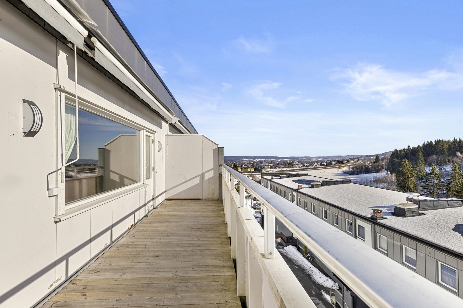 Terrassen har god plass og gir utsikt mot nærliggende skogsområde. Galleribilde