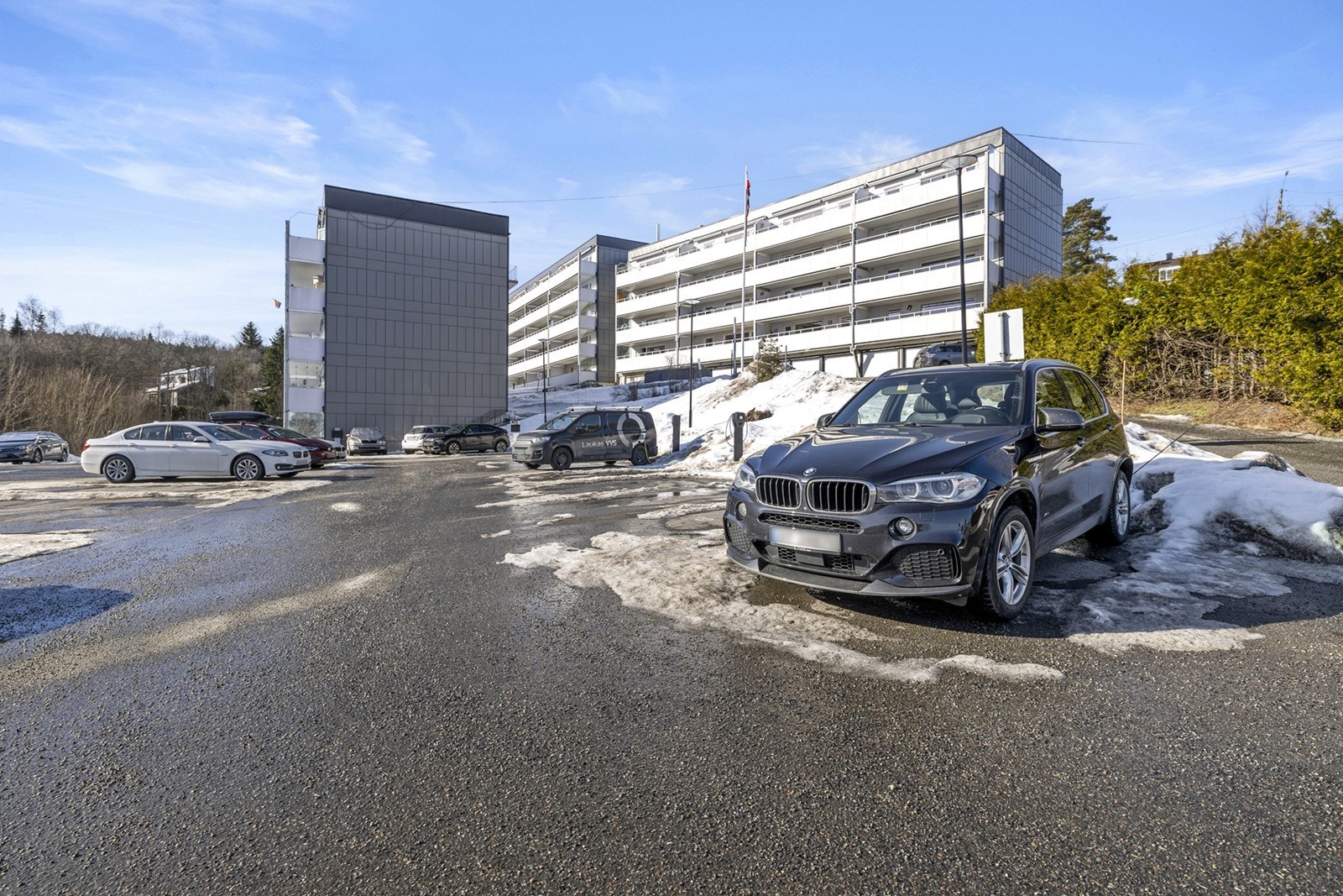 God parkeringsplass foran boligkomplekset gir enkel tilgang for beboere og besøkende. Galleribilde