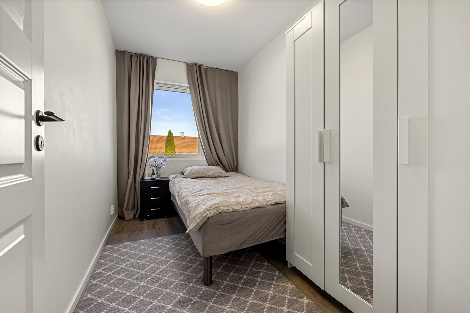 Soverommet har speilskap som gir ekstra lagringsplass. Galleribilde