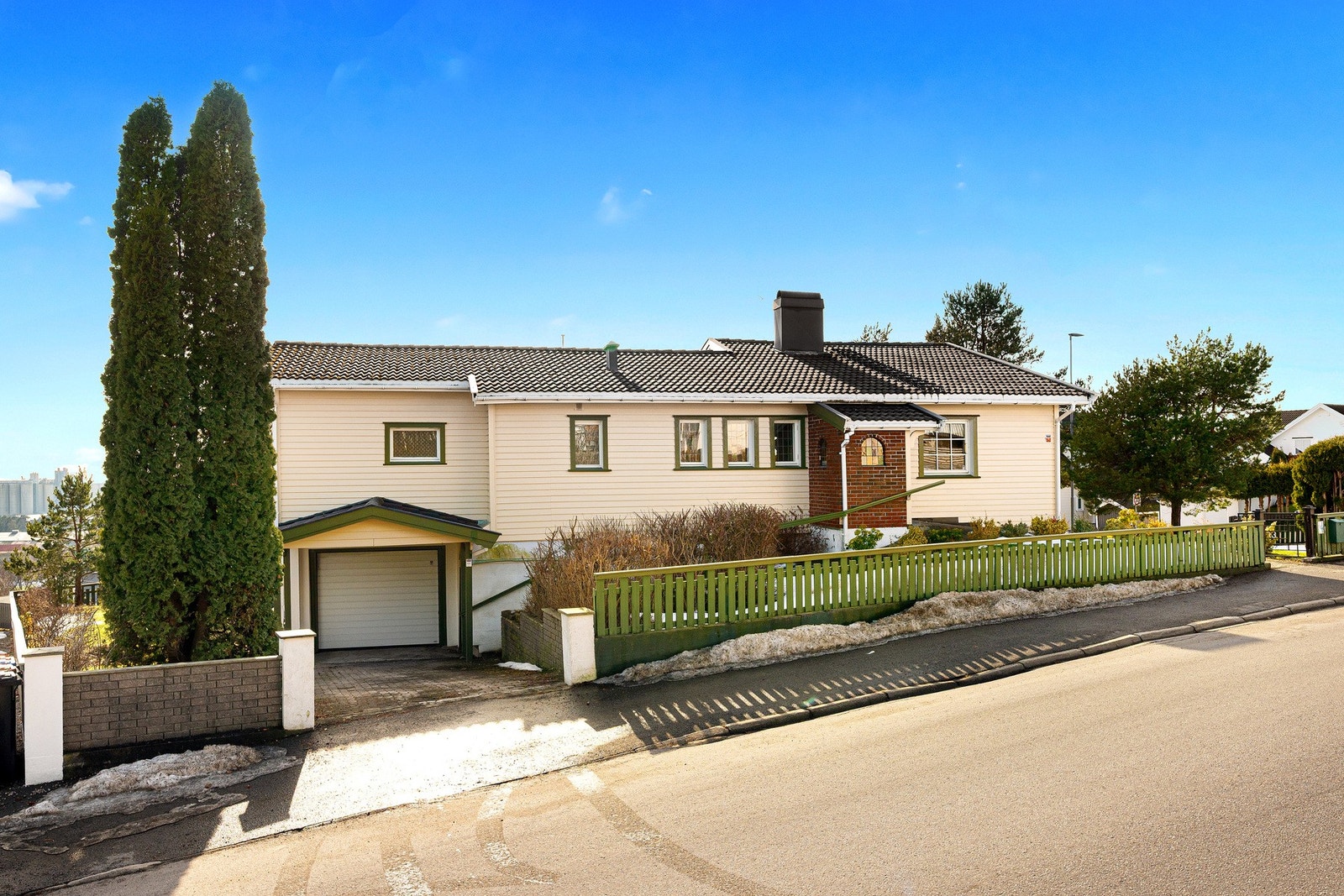 Boligen har garasje med direkte adkomst til boligen. Galleribilde