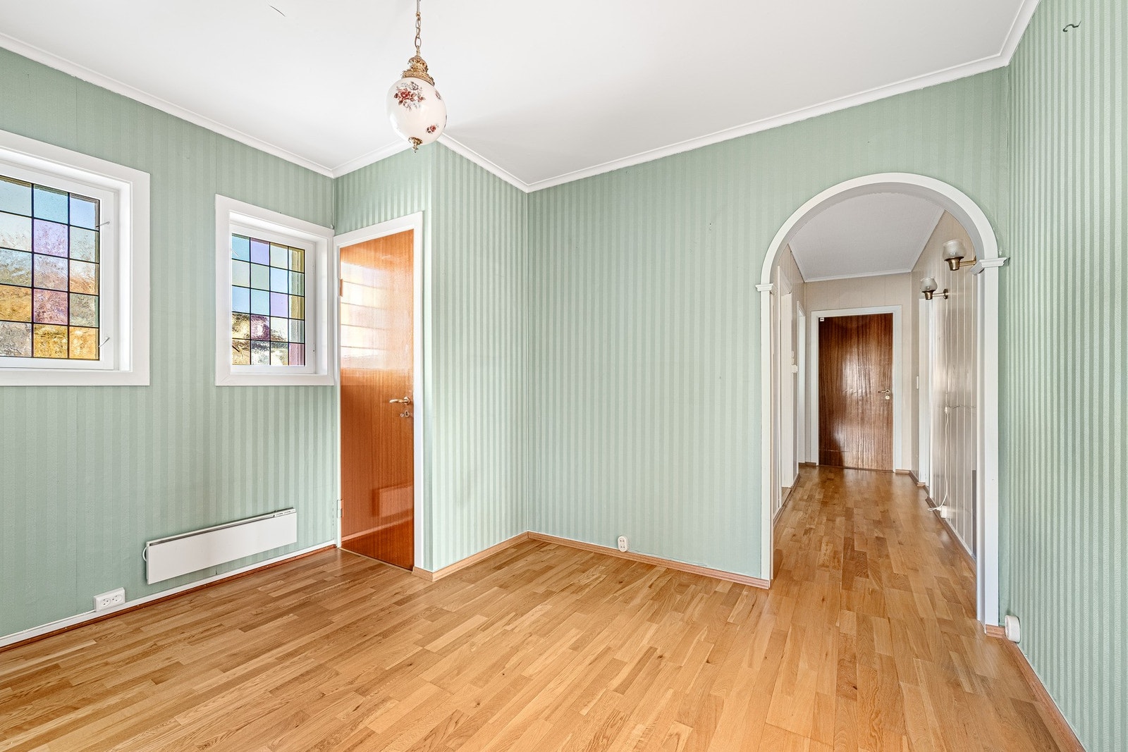 Gang. Legg merke til blyglassvinduene som er dekorative og gir et fint lys. Galleribilde