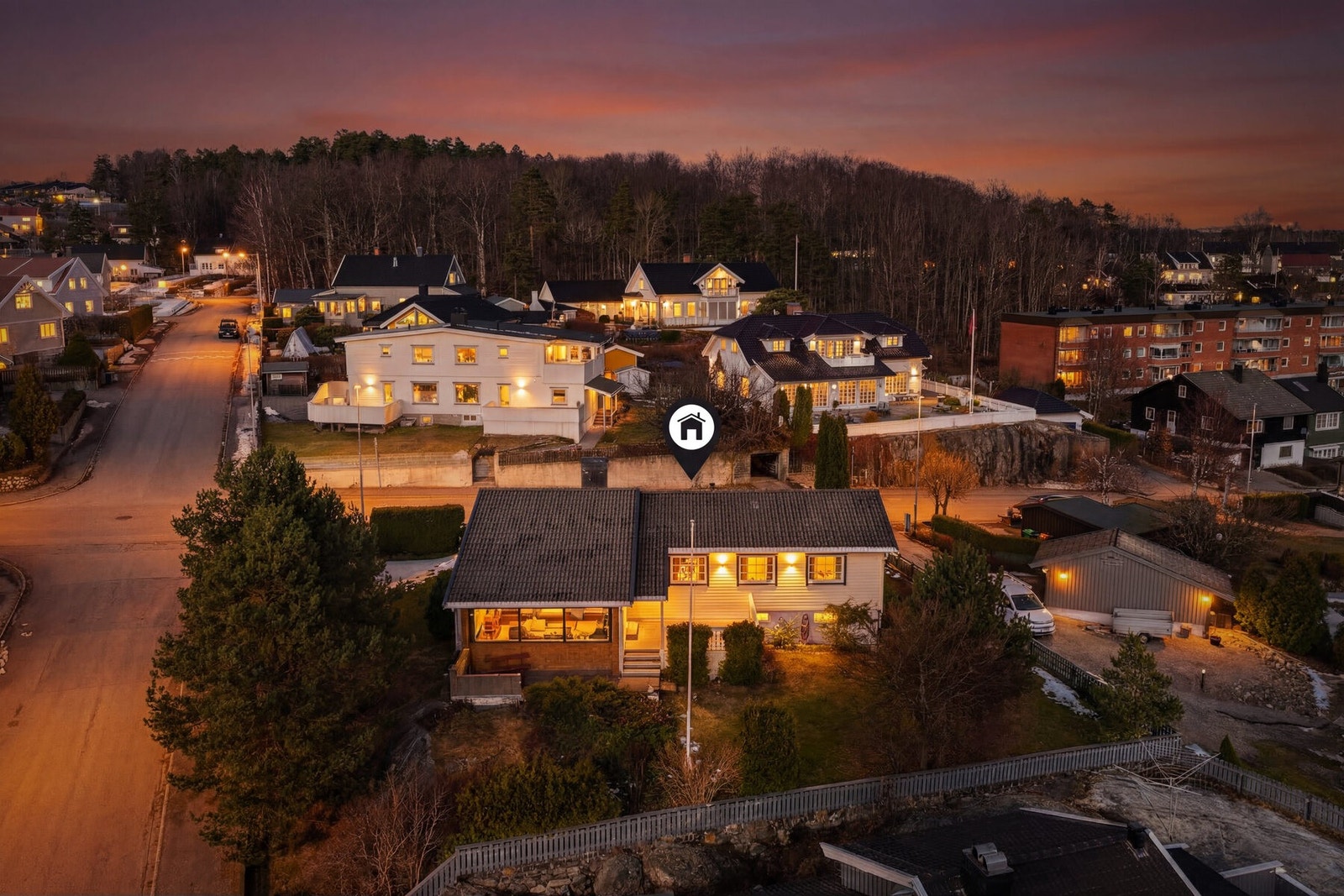 Eiendommen ligger i et veletablert boligområde i Byskogen i Larvik. Galleribilde