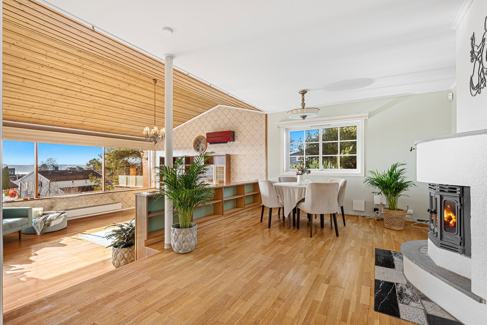 Stuen går over to nivåer og gir en naturlig inndeling av sonene. Galleribilde