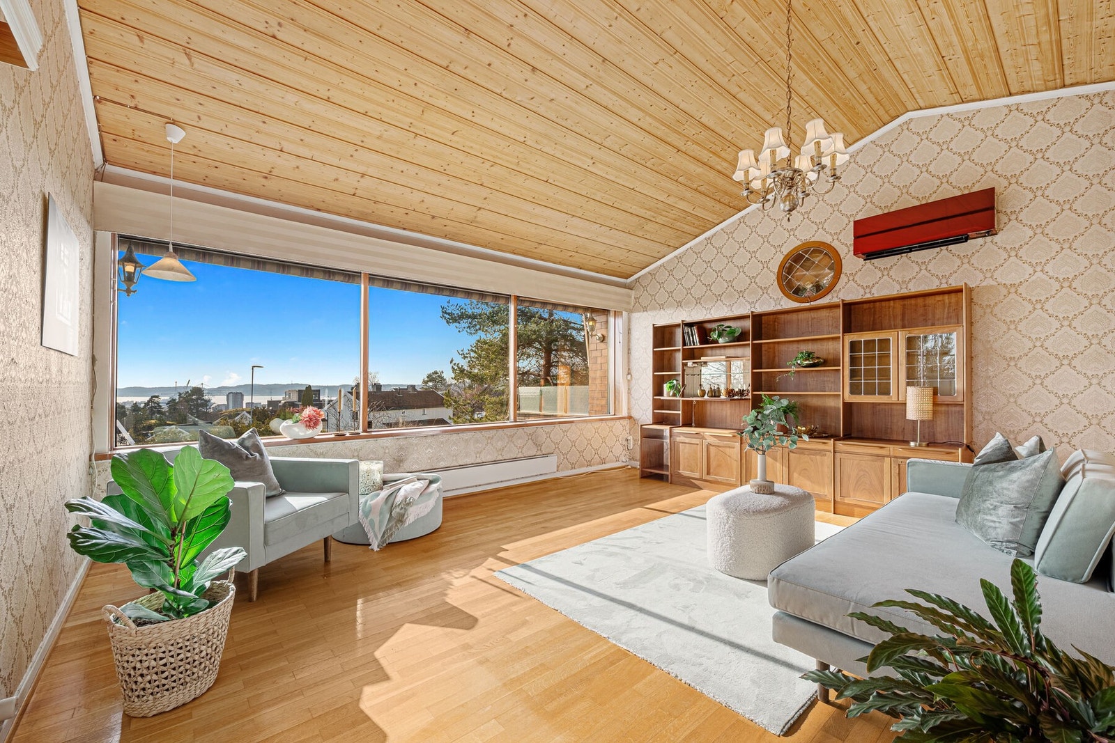 Store vindusflater sikrer rikelig med lysinnslipp og får maksimalt ut av utsikten. Galleribilde