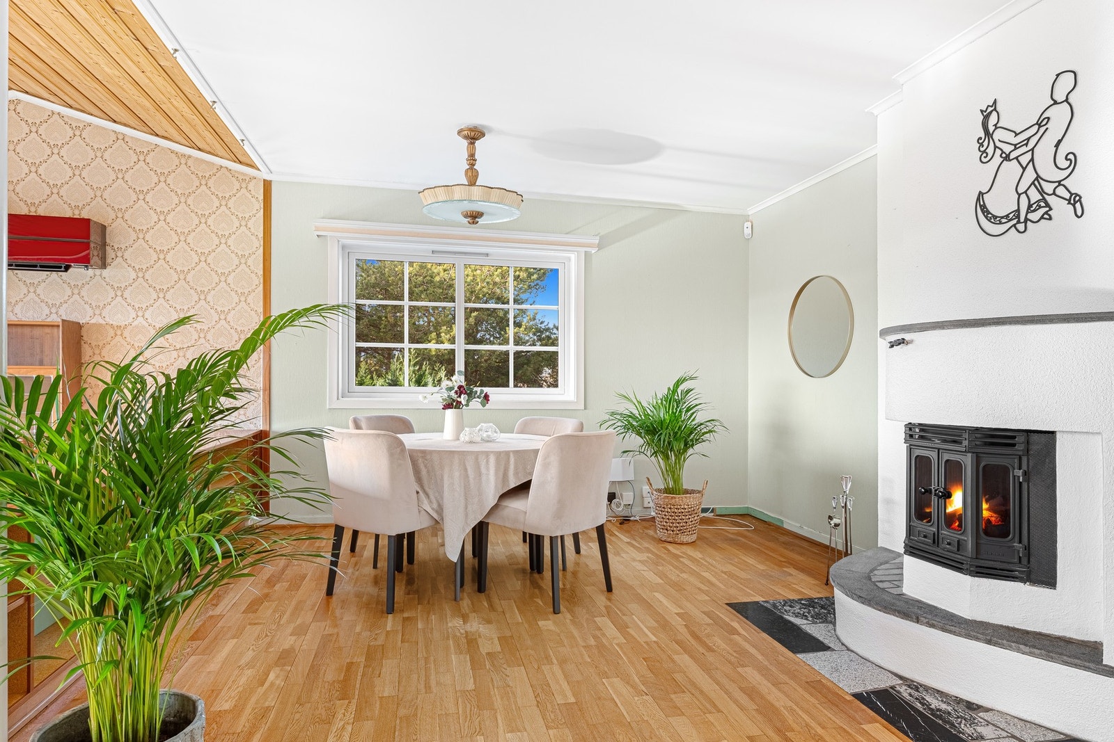 Spisestue med peis som gir stemning og god varme. Galleribilde