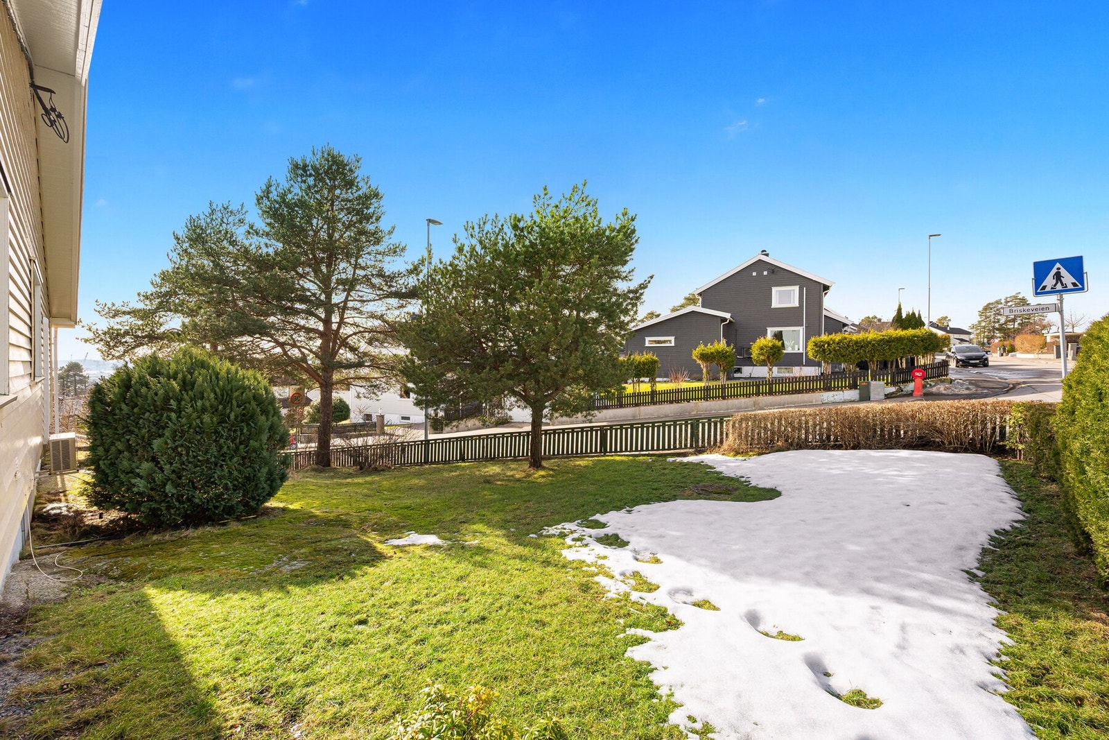 Hage med boltreplass for store og små. Galleribilde